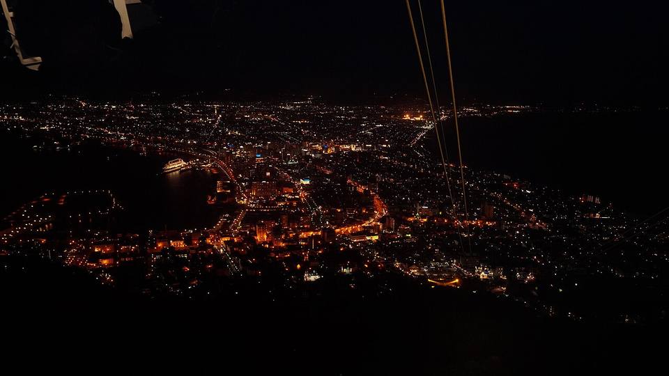 La vista nocturna del monte Hakodate