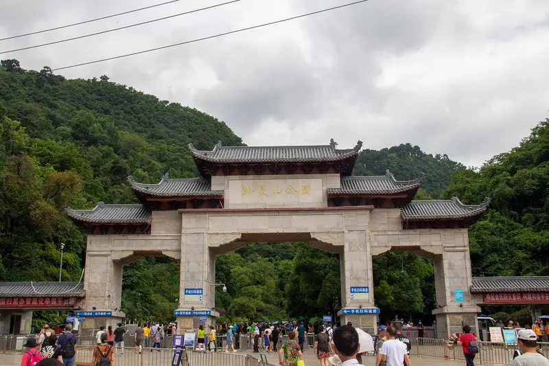 La puerta sur del parque del monte Qianling en 2021