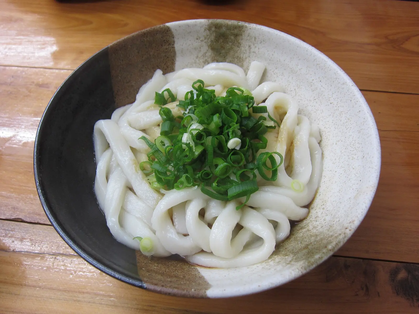Ise udon en un local de Okage Yokochō, frente al Santuario Interior del Gran Santuario de Ise