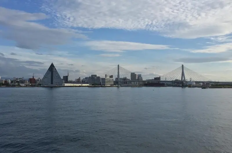 El puente de la bahía de Aomori y el edificio triangular ASPAM vistos a través de la bahía