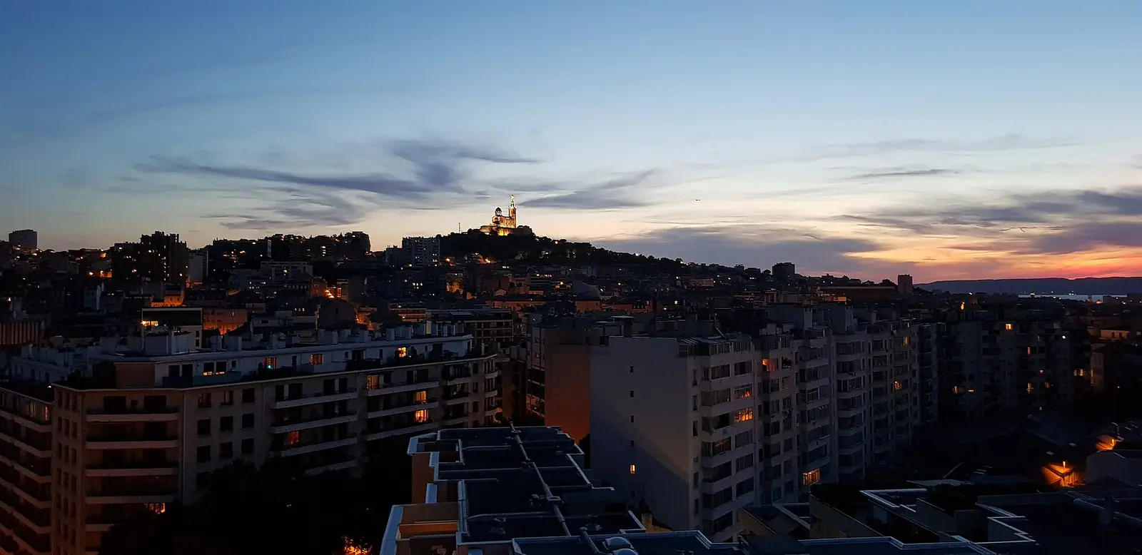 La basílica de Notre-Dame de la Garde y el paisaje urbano circundante, fotografiados en 2019