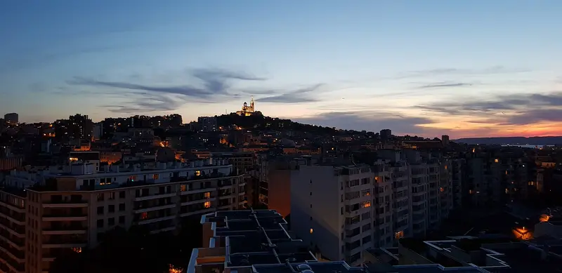 2019年拍攝的守護聖母聖殿與周圍城景