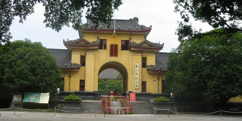 La puerta principal de la Ciudad de los Príncipes de Jingjiang en Guilin en 2003