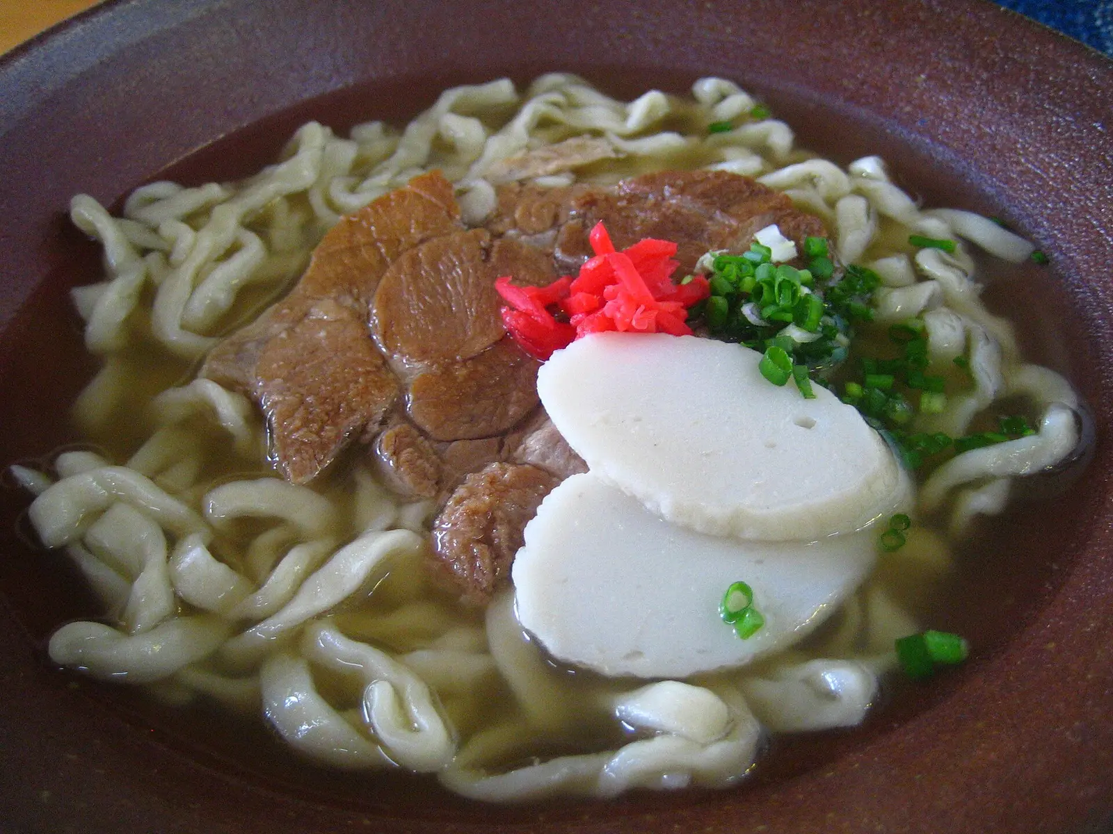 Okinawa soba mokuhai (de ceniza de madera) en una casa de fideos de Naha