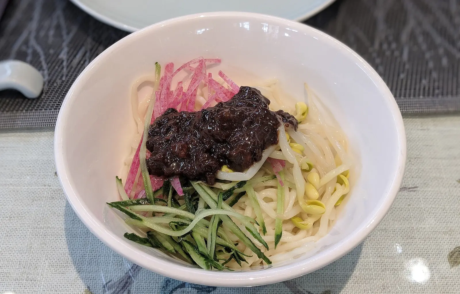 Un cuenco de zhajiangmian de Pekín