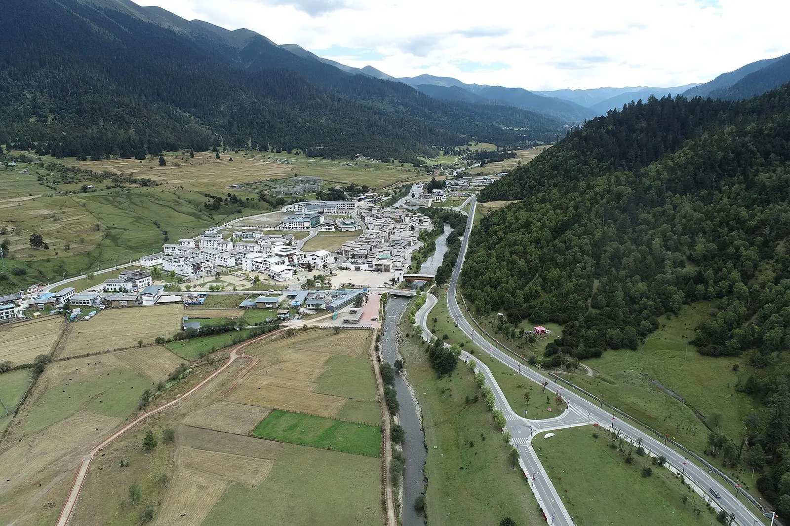 2024年の魯朗鎮中心部の景観。森林展望台、伝統的な村落、リゾート全域を示すものではない