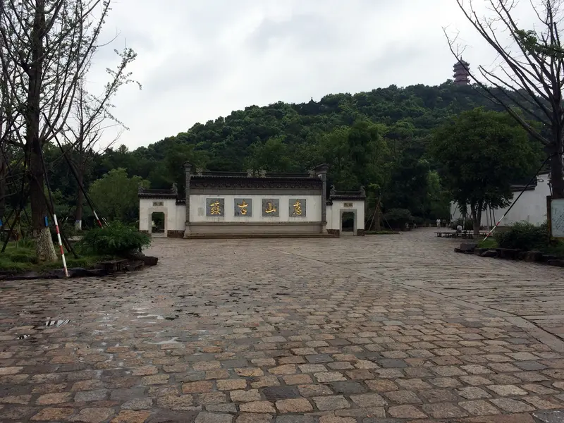 Escena callejera en el pueblo antiguo de Huishan, Wuxi, fotografiada en 2014; la foto no es el interior del jardín Jichang