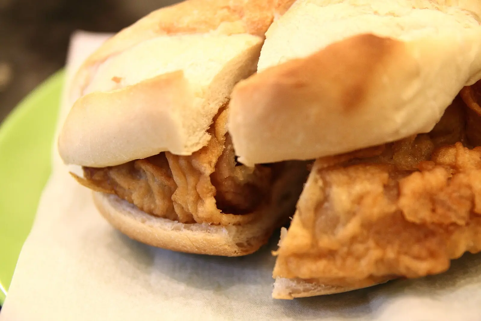Bocadillo de chuleta de cerdo rebozada y frita en Macao (2012)