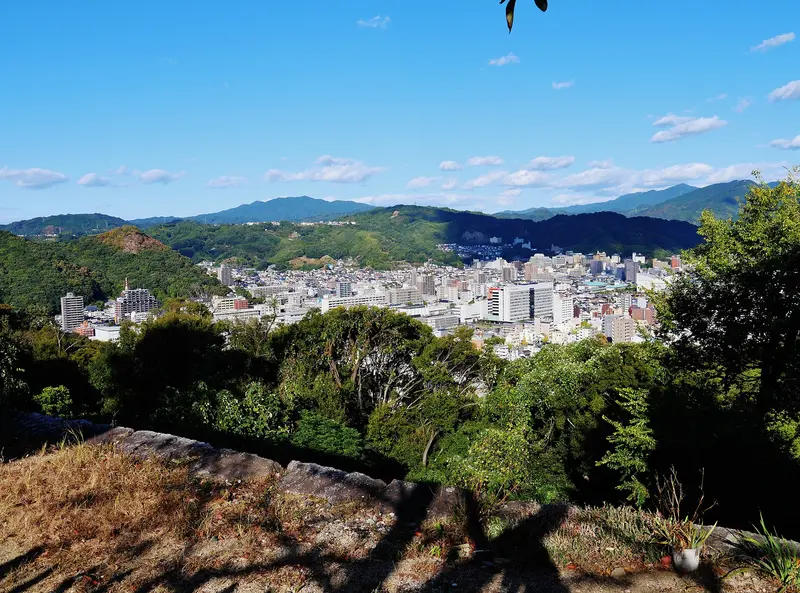 La ciudad de Matsuyama vista desde lo alto de los terrenos del castillo de Matsuyama