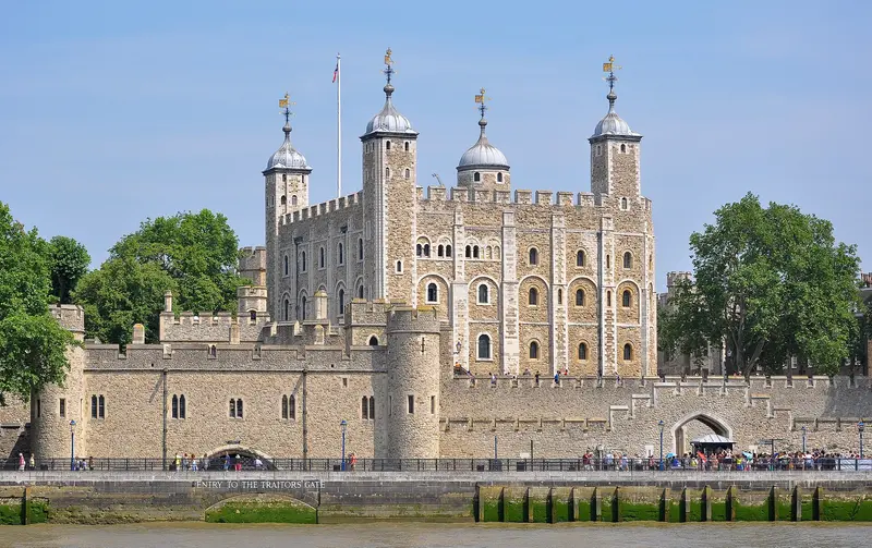 La Torre de Londres vista desde el Támesis