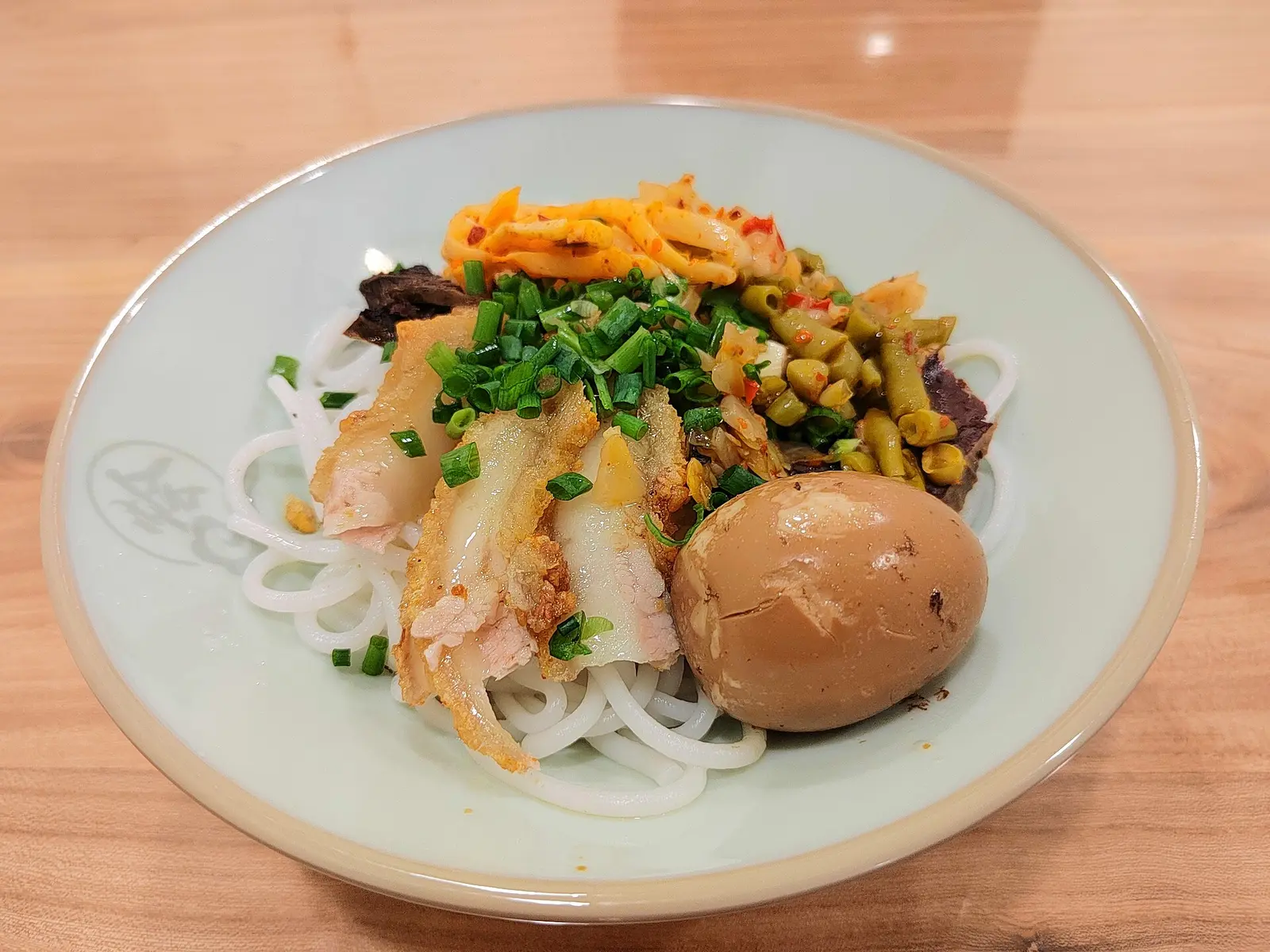 一家米粉店的滷菜粉，配滷蛋（拍攝城市未註明）