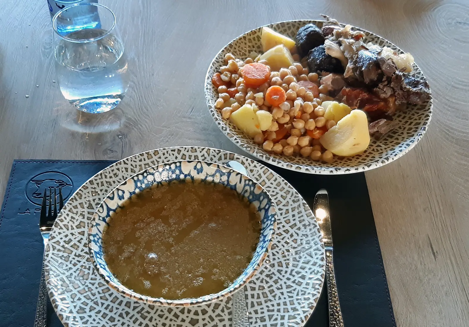 Cocido madrileño servido en dos vuelcos