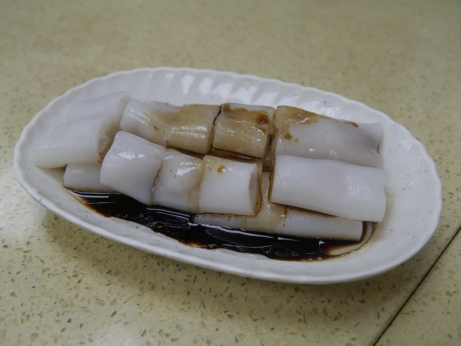 Un plato de rollos de fideos de arroz al vapor; fotografiado en Hong Kong, no en Guangzhou