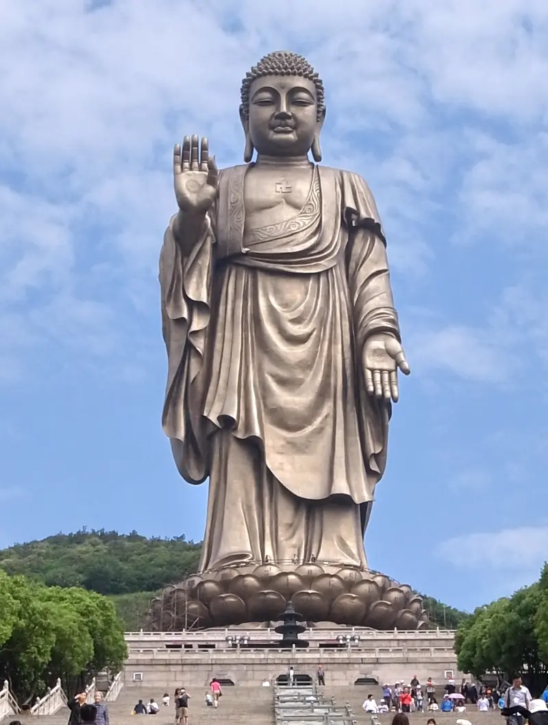 El Gran Buda de Lingshan, fotografiado en 2011; la foto no representa todas las instalaciones del área escénica ni las actividades del día