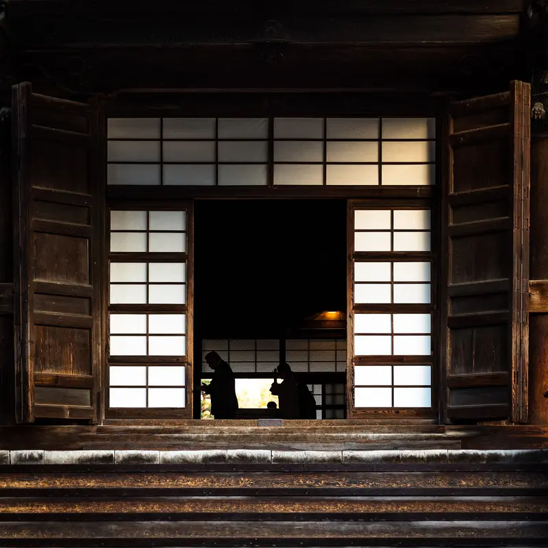 Detalle de un edificio de Zenkō-ji, en Nagano, fotografiado en 2018 y usado como portada del tema de la ciudad templo; no refleja lo que está abierto actualmente dentro del templo