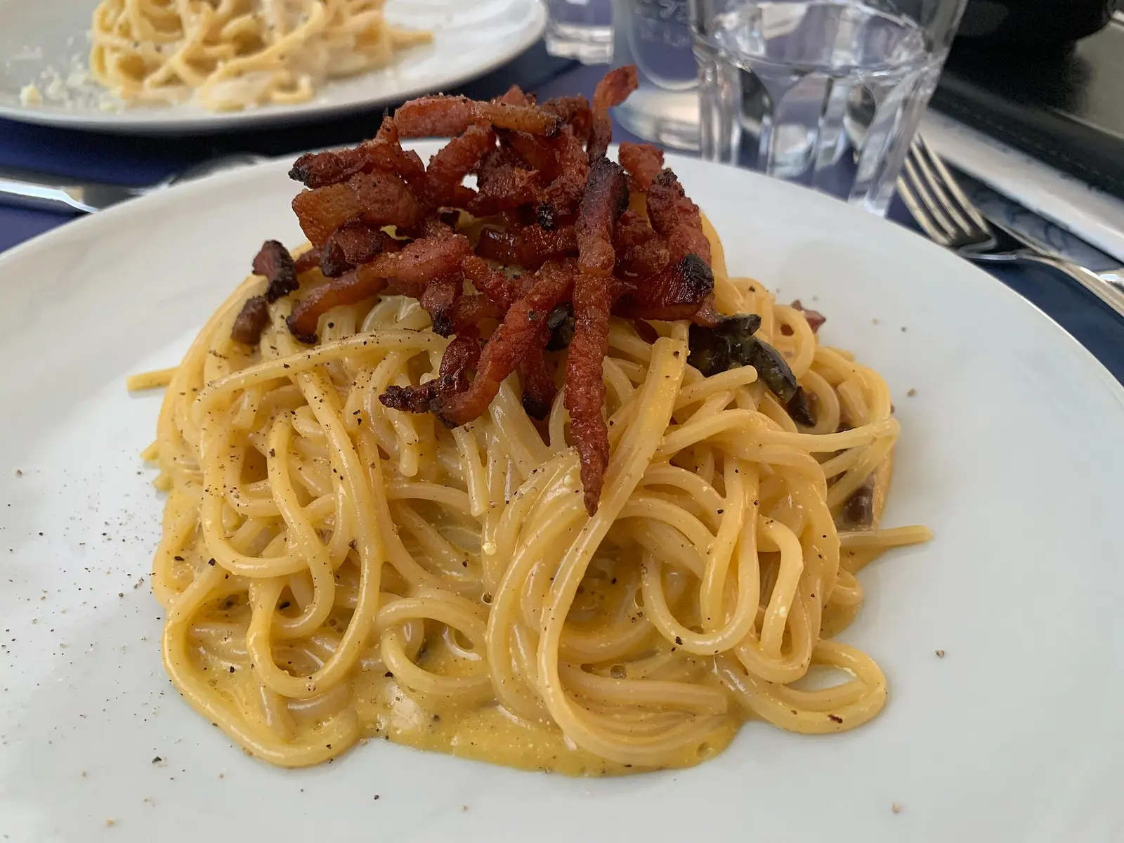 Espaguetis a la carbonara en el barrio romano de Trastevere