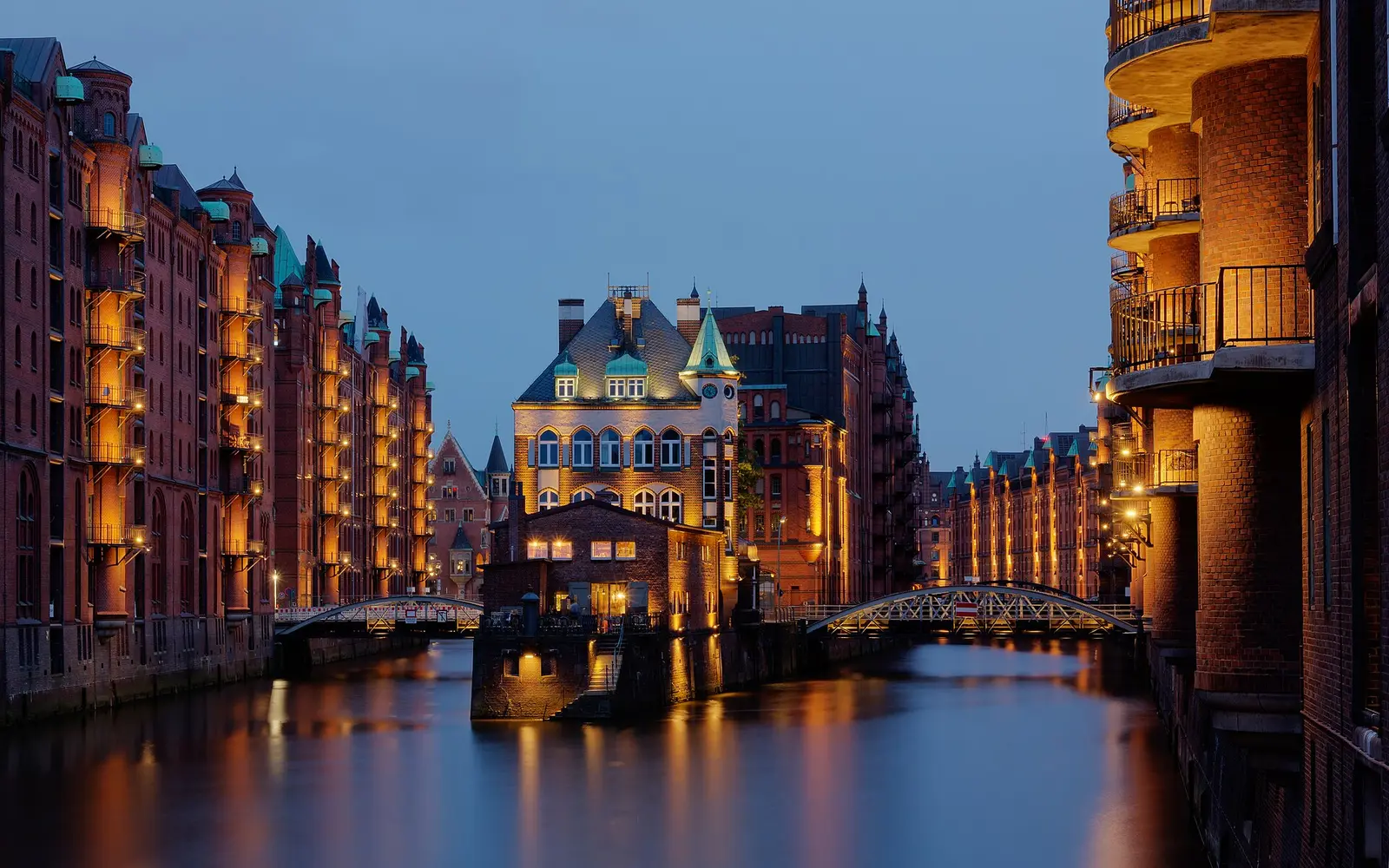 Canales de la Speicherstadt y el Wasserschloss fotografiados de noche en 2016, con la arquitectura del puerto antiguo de Hamburgo
