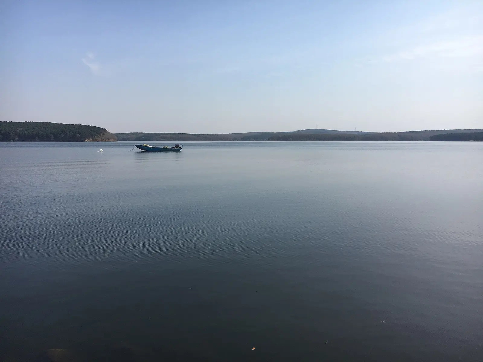 Jingyuetan lake, photographed in 2017; it shows only one stretch of lakeshore and does not represent the whole scenic area