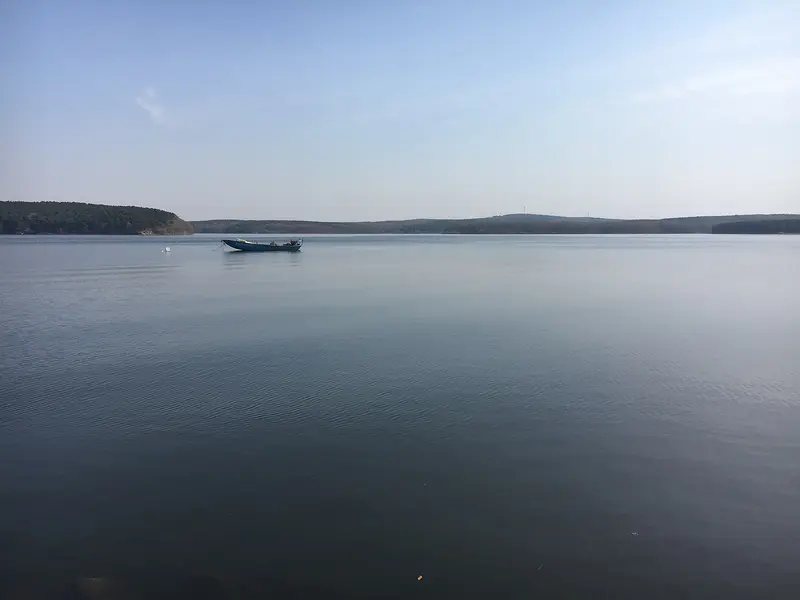 2017年撮影の浄月潭の湖面。湖岸の一部のみで、景勝地全体を示すものではありません