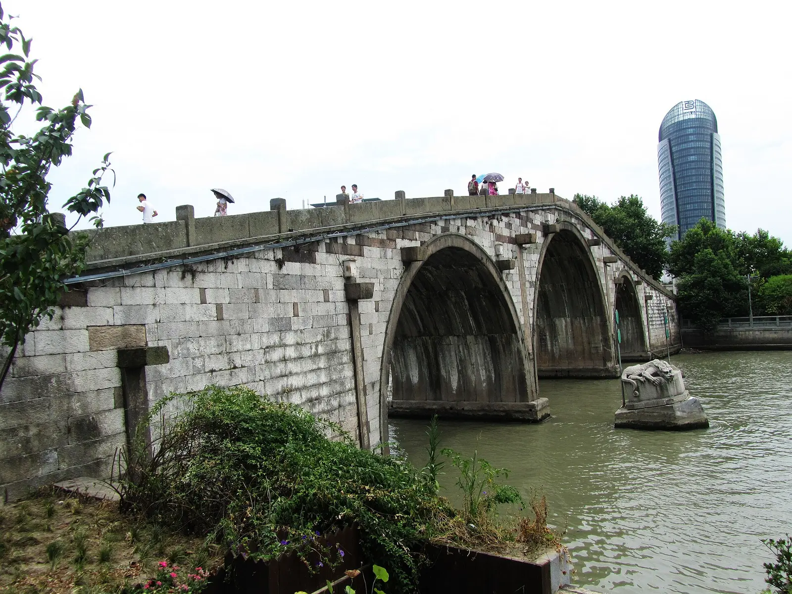 The body of Gongchen Bridge seen from the southwest in July 2013