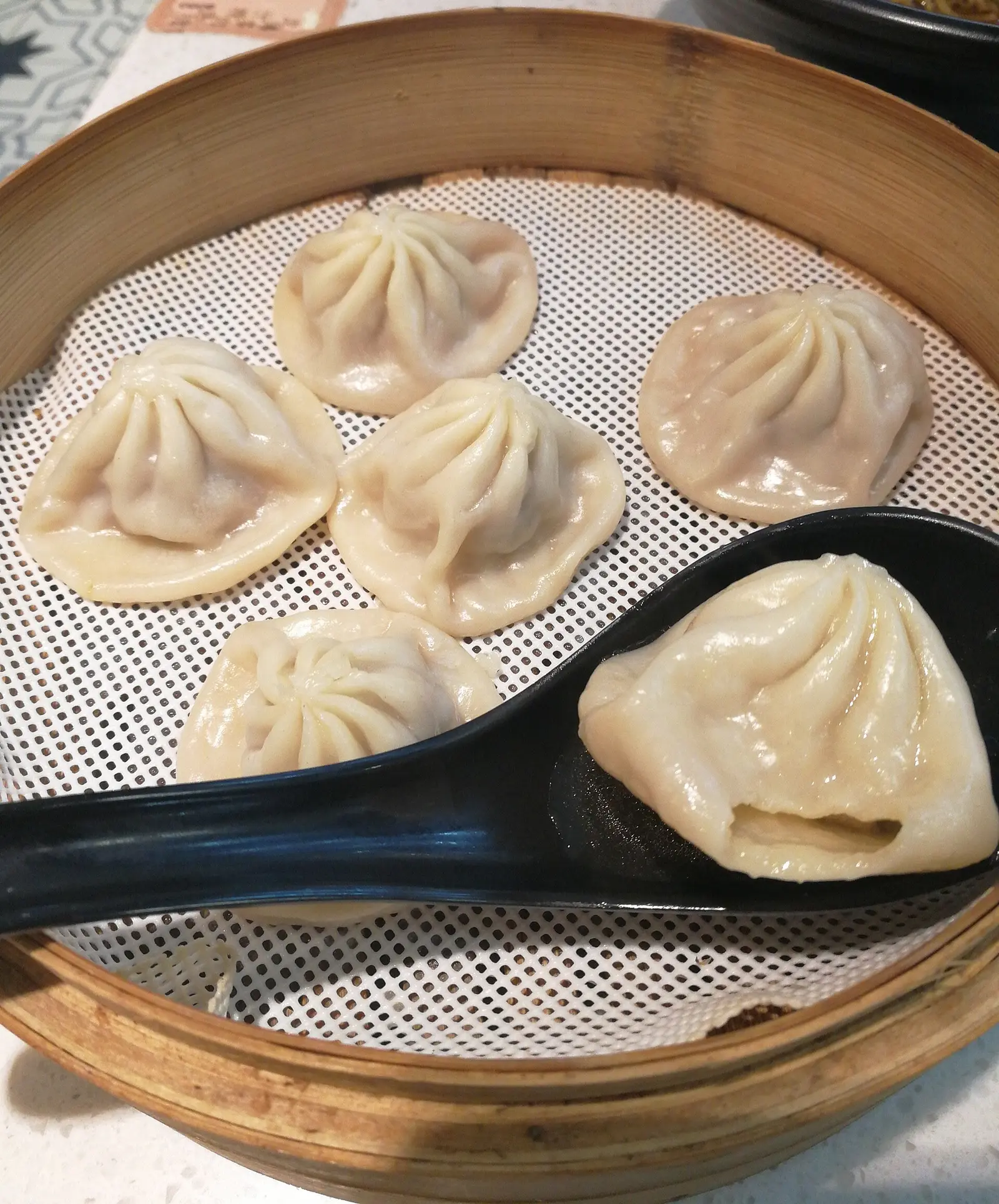 Xiaolongbao en una vaporera de bambú (el nombre del archivo indica que se tomó en Shanghái)