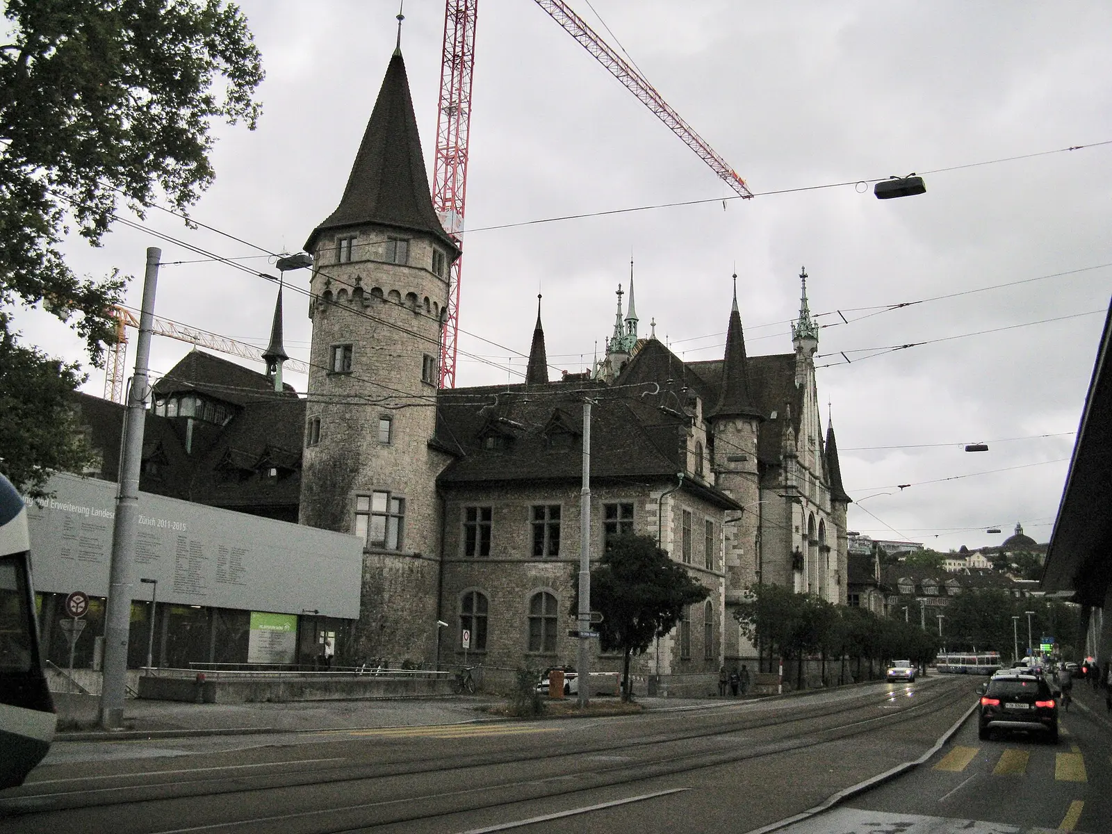 Exterior del Museo Nacional Suizo en Zúrich, fotografiado en 2015; no muestra las salas ni las exposiciones vigentes