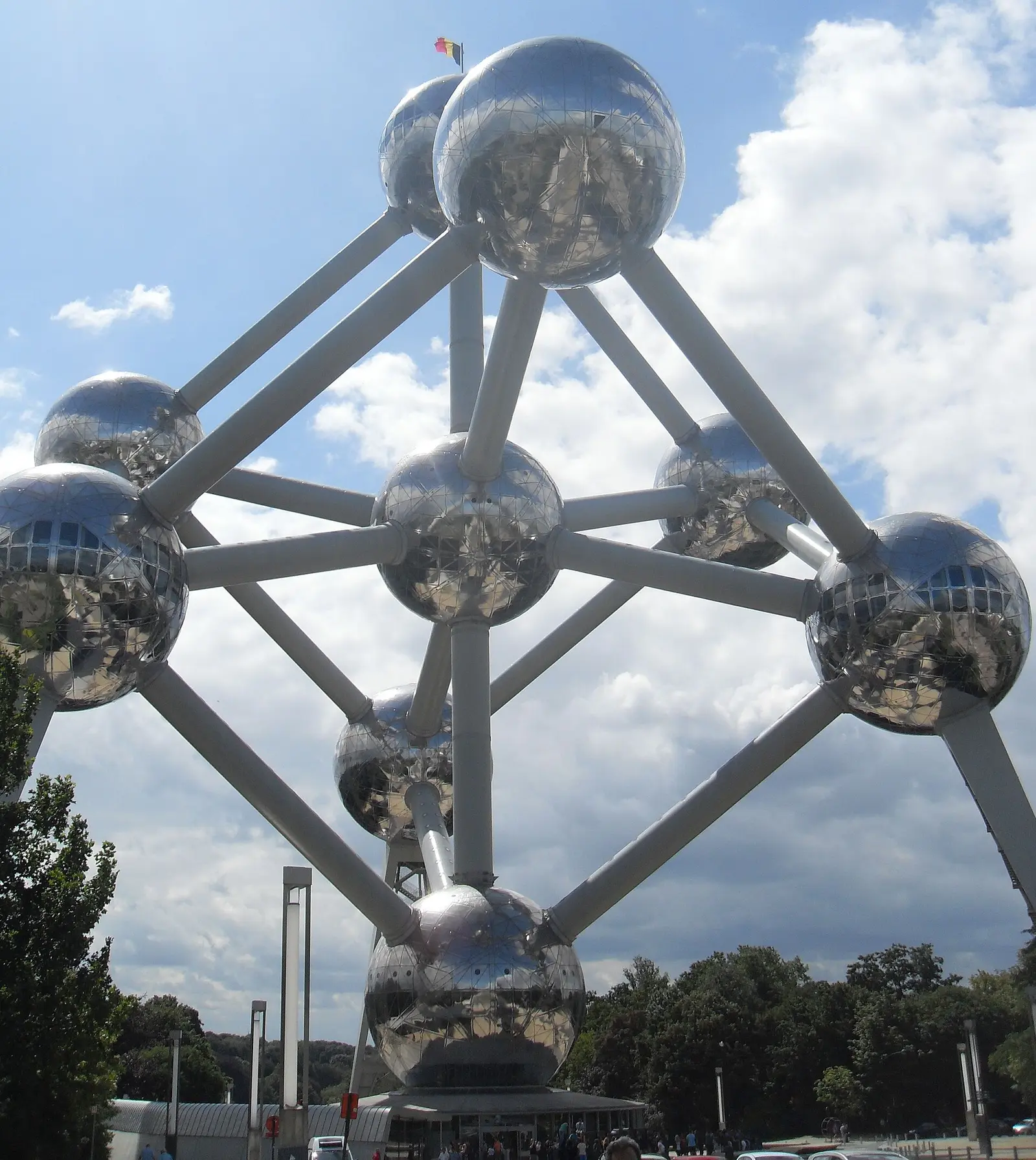 El exterior del Atomium de Bruselas, fotografiado en 2011; no es una foto de la Exposición Universal de 1958