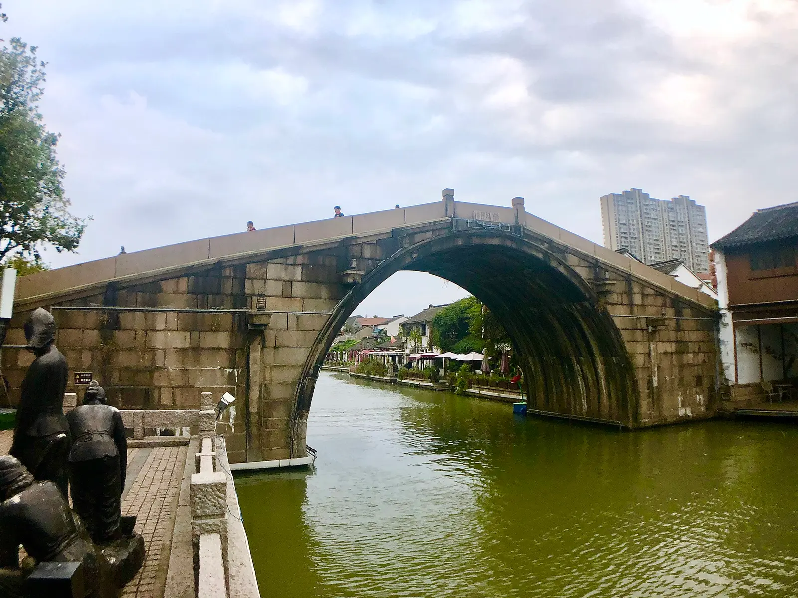 Lado sur del puente Qingming, Wuxi, fotografiado en 2019; la foto no muestra todo el distrito del Canal Antiguo