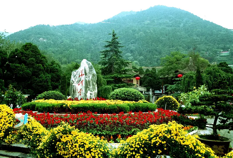Huaqing Palace scenic area (2008); most pavilions in the grounds were built in imitation Tang style after 1949