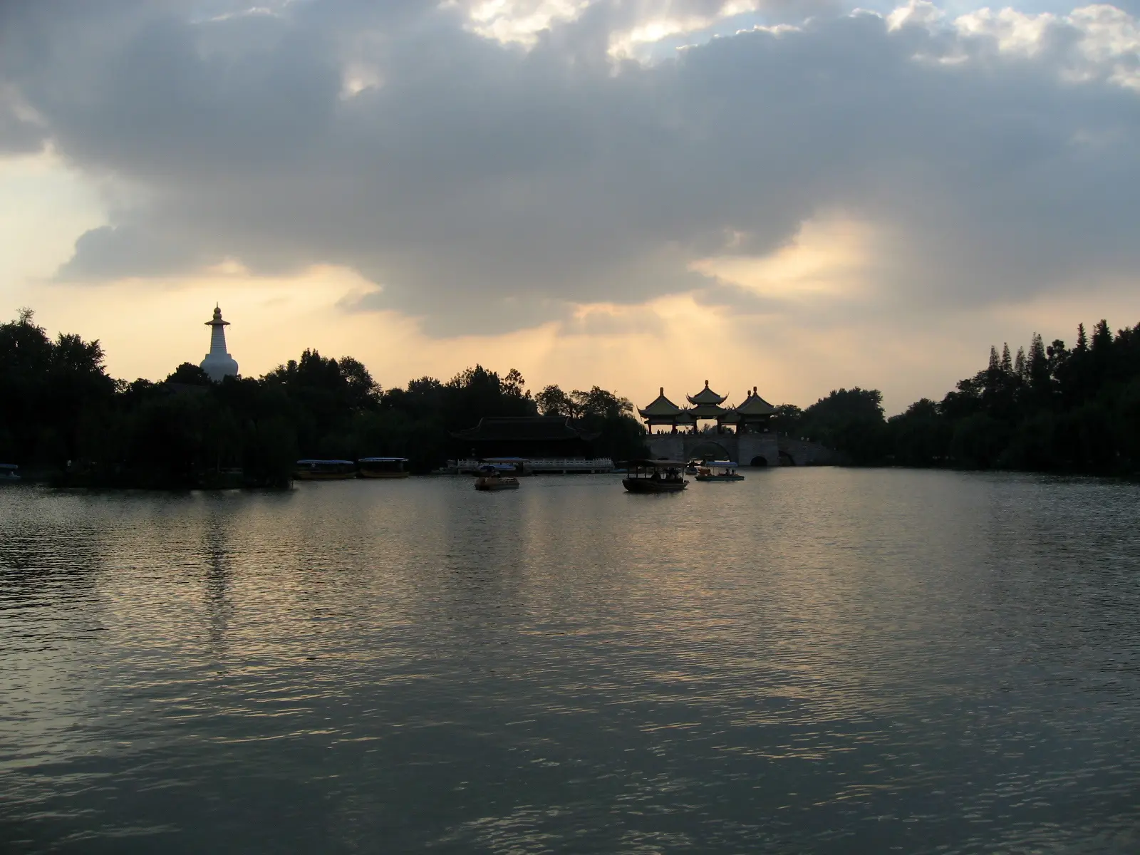 El Puente de los Cinco Pabellones y la Pagoda Blanca del Lago Oeste Delgado, Yangzhou
