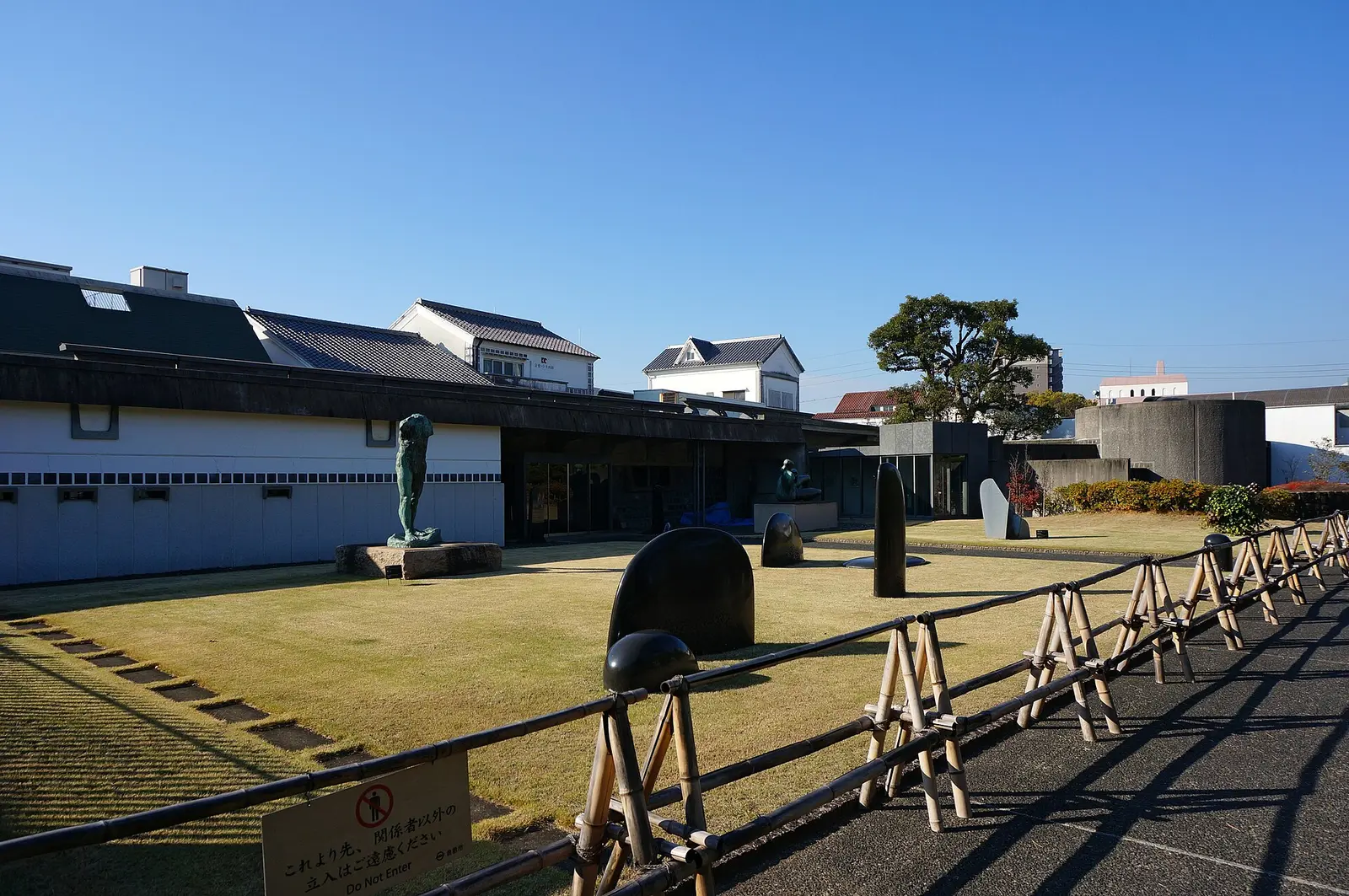 Exterior del Museo de Arte Ōhara, fotografiado en 2021; no indica las obras expuestas actualmente ni que todos los edificios estén abiertos