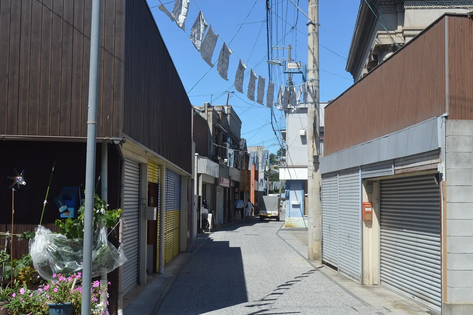 2021年拍攝的兒島牛仔街街景；店鋪組合與營業狀態以當期為準