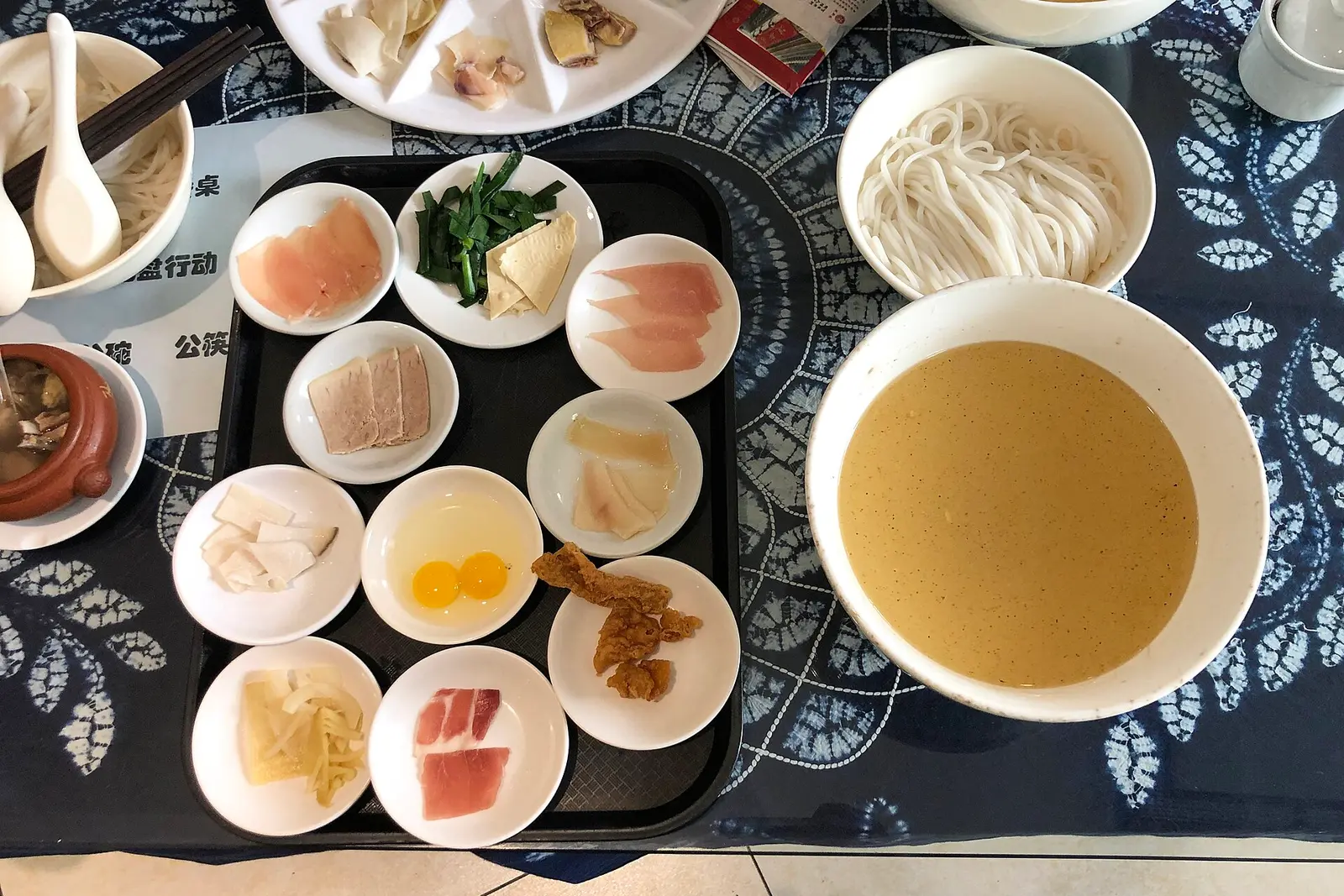 昆明塘子巷一家米線館的過橋米線套餐