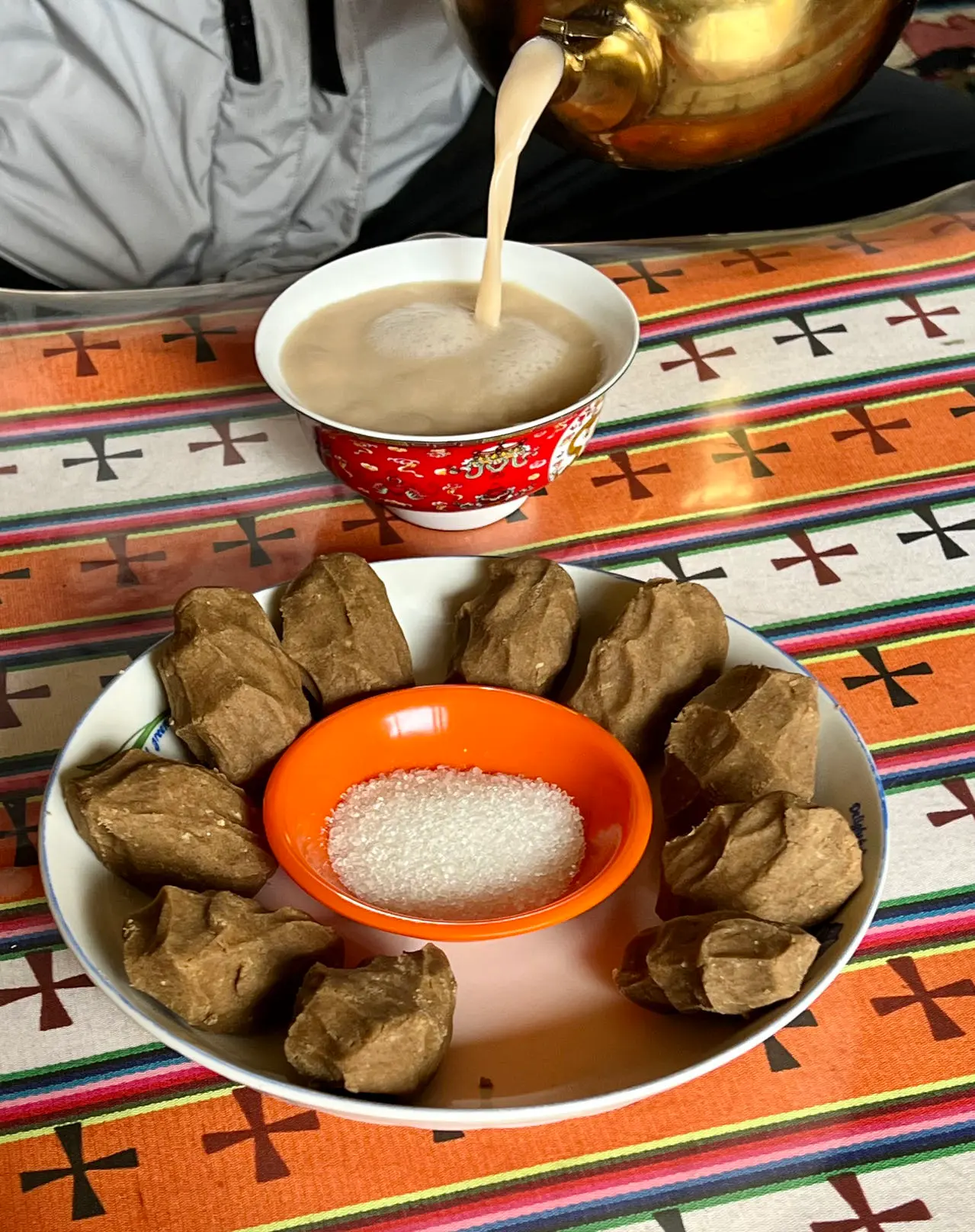 藏族傳統早餐：藏式奶茶和糌粑（拍攝地未註明）