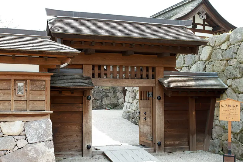 Puerta Kita-fumeimon de las ruinas del castillo de Matsushiro fotografiada en 2010; la puerta y el puente se restauraron en obras modernas del sitio histórico y no son en su totalidad estructuras originales del período Edo