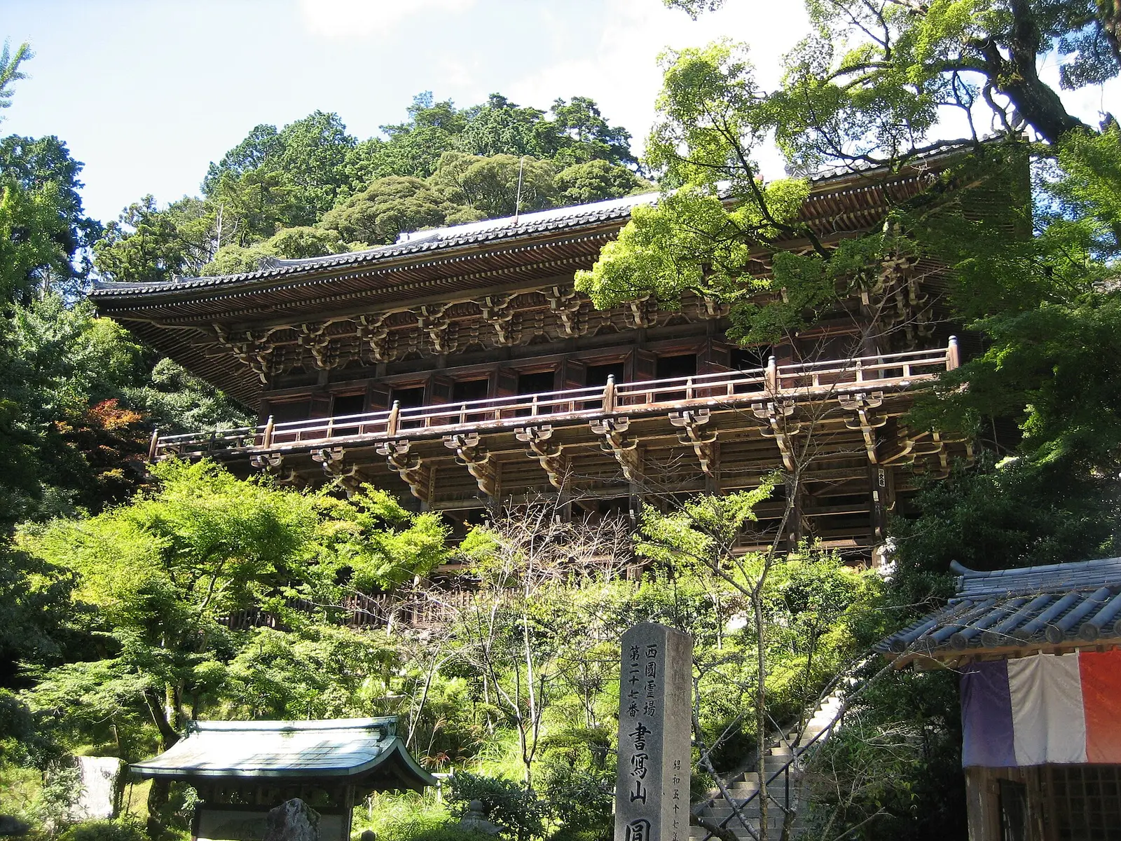 Exterior del Maniden del Engyō-ji del monte Shosha fotografiado en 2008; la foto no es del Mitsunodō