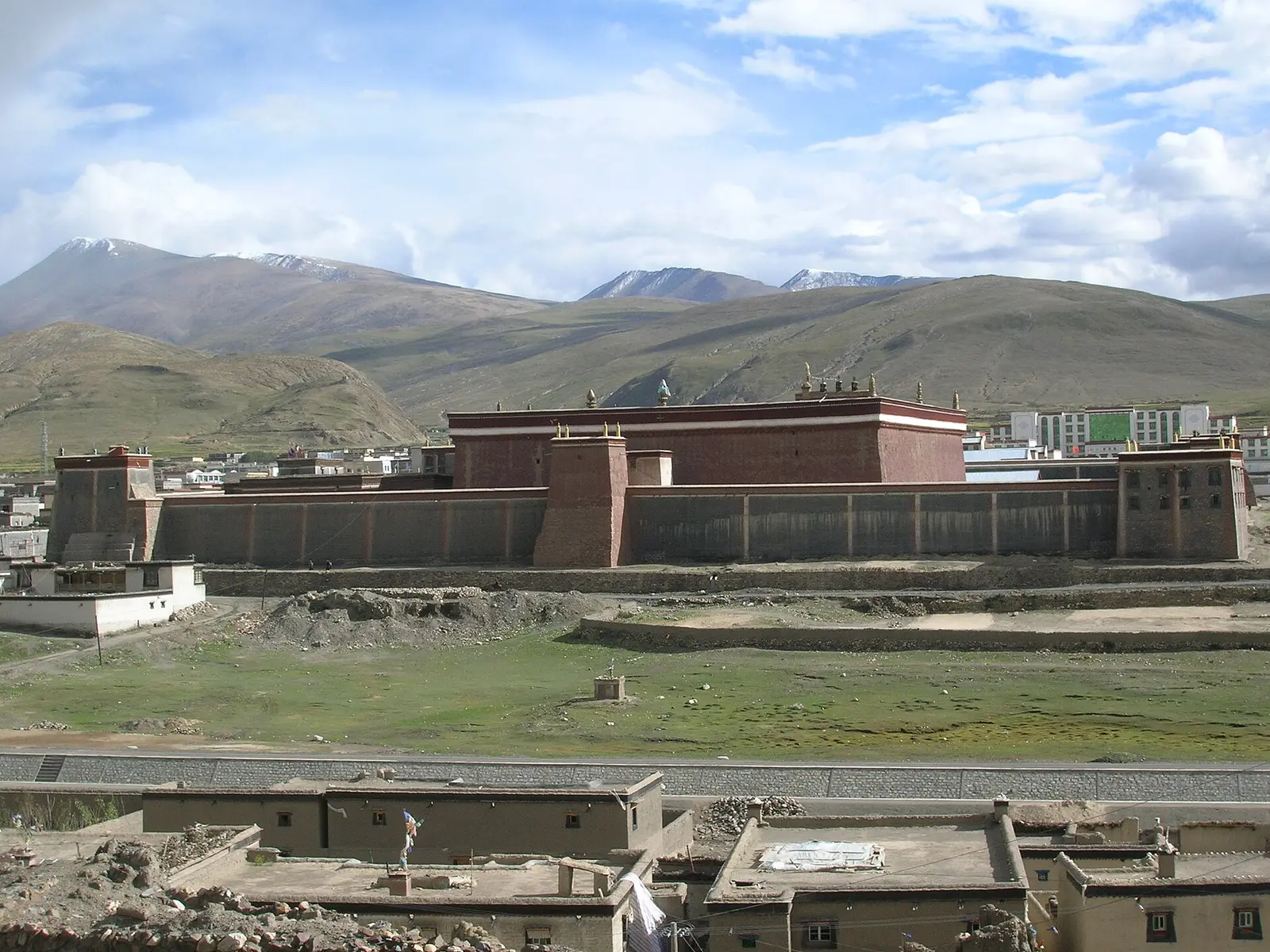 Foto de archivo de 2007 de los edificios del monasterio de Sakya; no representa las zonas abiertas actualmente