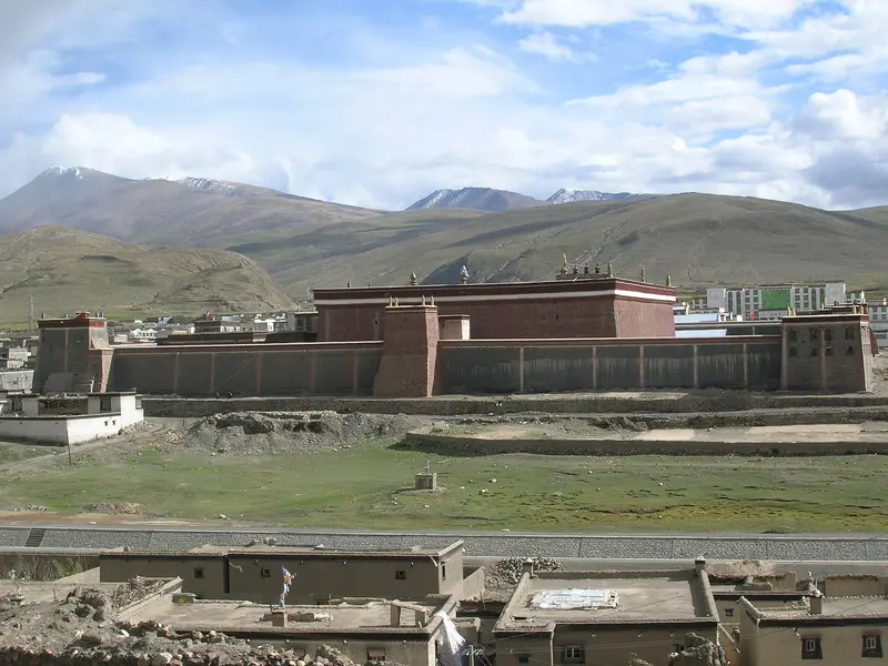Foto de archivo de 2007 de los edificios del monasterio de Sakya; no representa las zonas abiertas actualmente