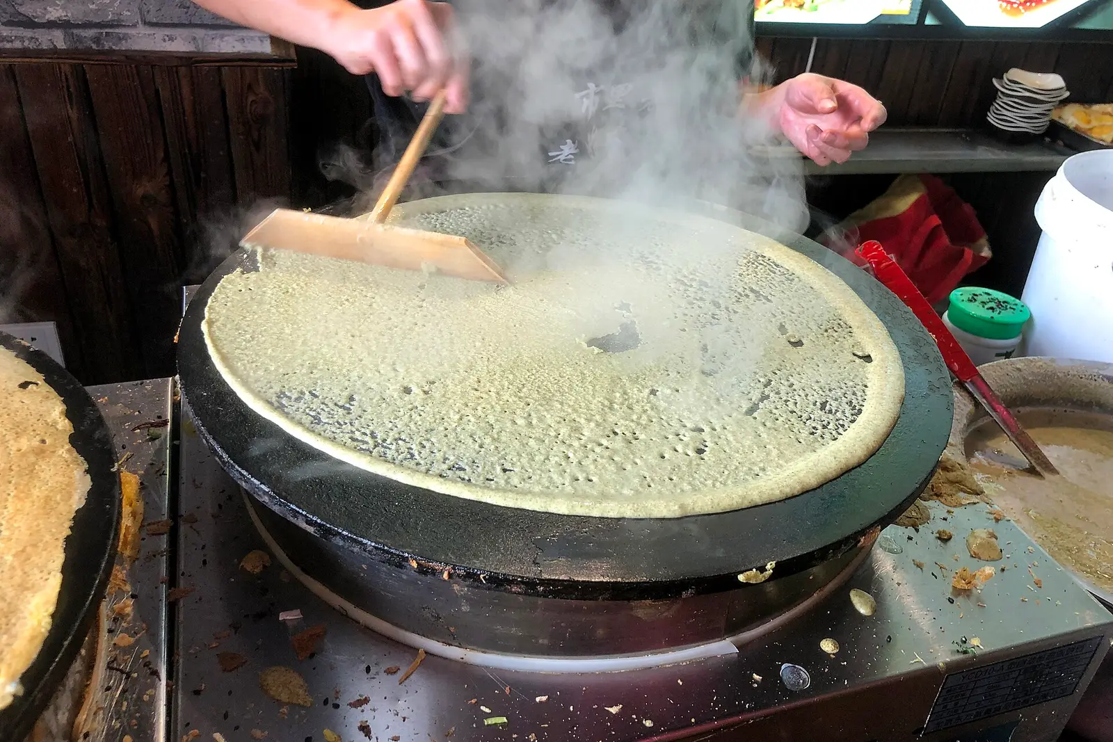 Binhai, Tianjin: extendiendo la masa de jianbing sobre una plancha de hierro