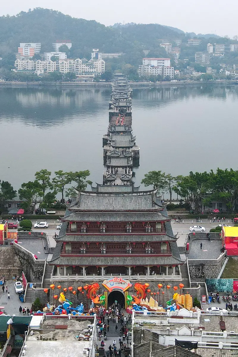 Vista aérea de parte de la puerta Guangji y del puente Guangji en 2023; no muestra todo el casco antiguo