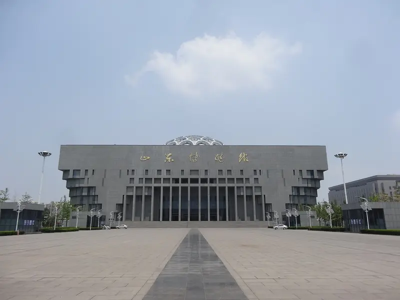 2014年撮影の山東博物館の建物外観。写真は現在の展示室や展示内容を示すものではありません