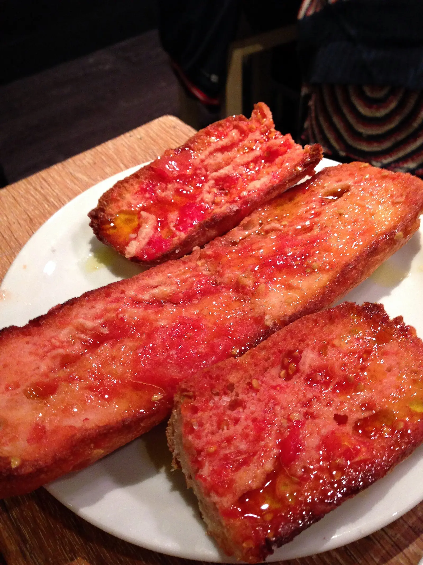 Pa amb tomàquet (tomato bread) at a tapas restaurant in Barcelona