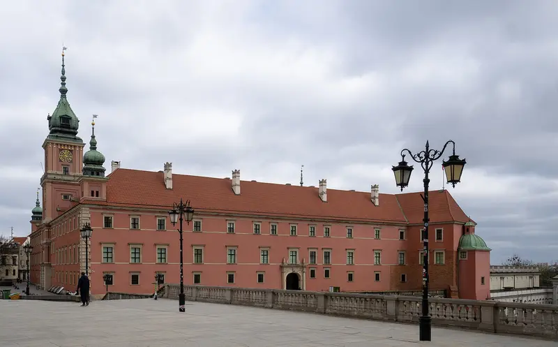 Fachada sur del Castillo Real de Varsovia, fotografiada en 2026; no refleja el estado de apertura de las salas del interior