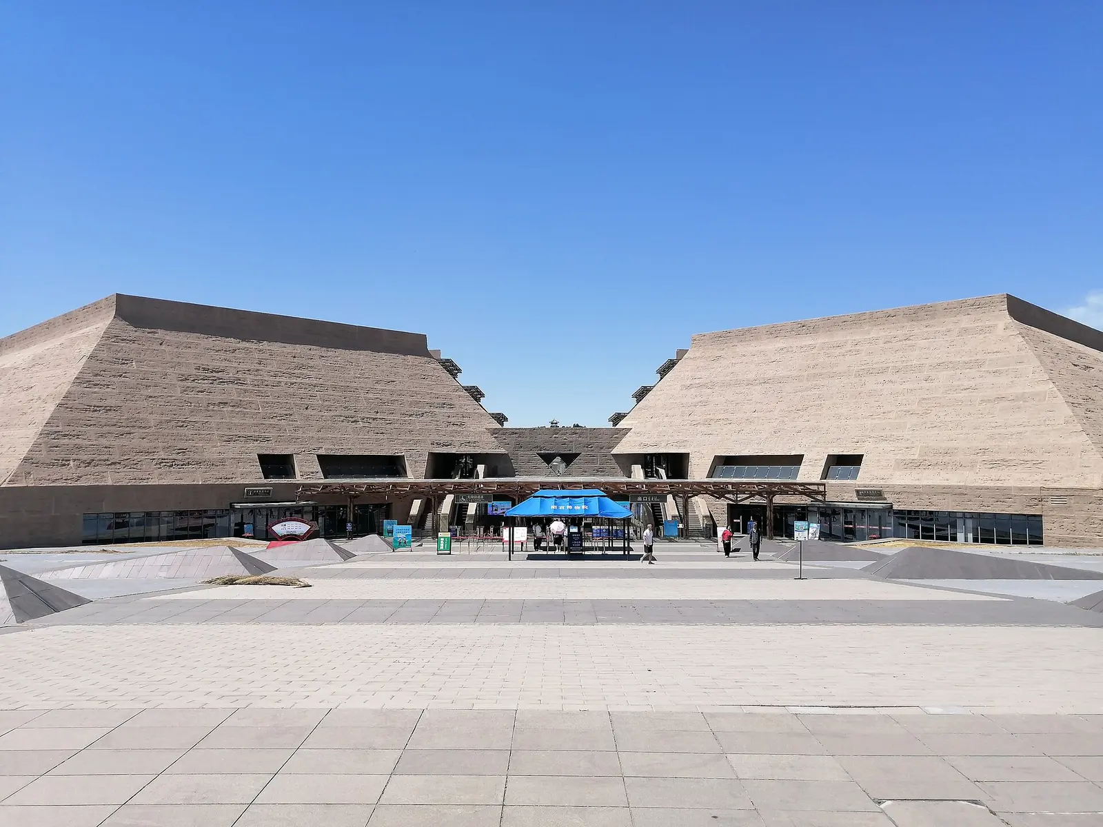 Foto de archivo de 2023 del edificio del Museo de Wang Zhaojun; no es la tumba de Zhaojun en sí