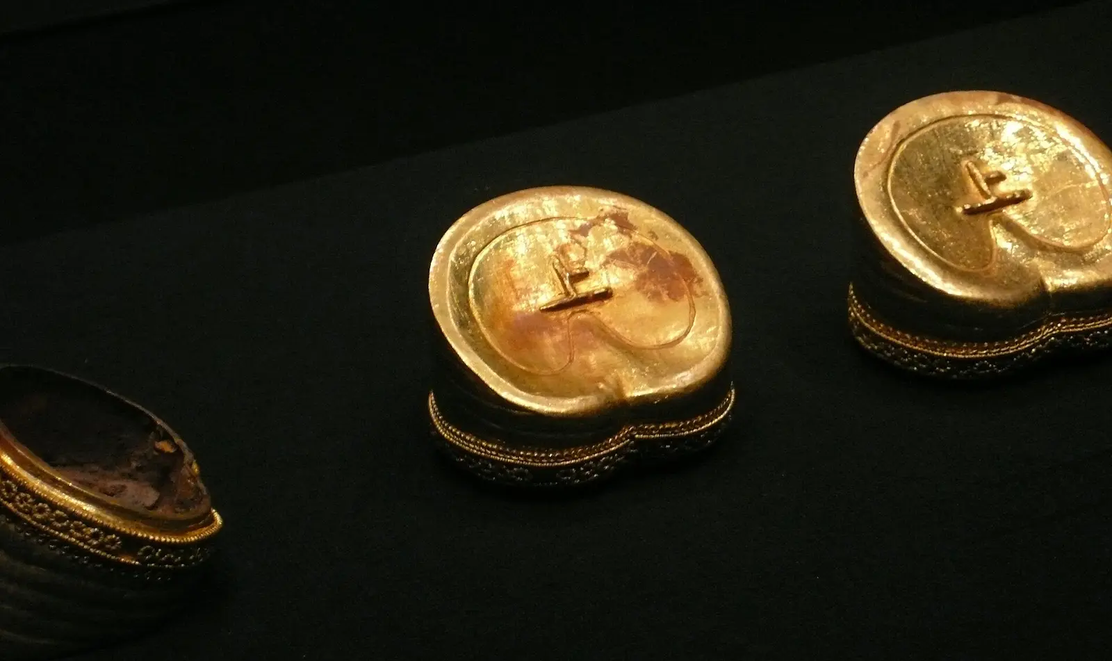 Horseshoe-shaped gold excavated from the Marquis of Haihun State site, photographed in 2016 at a special exhibition at the Capital Museum (not at the site museum)