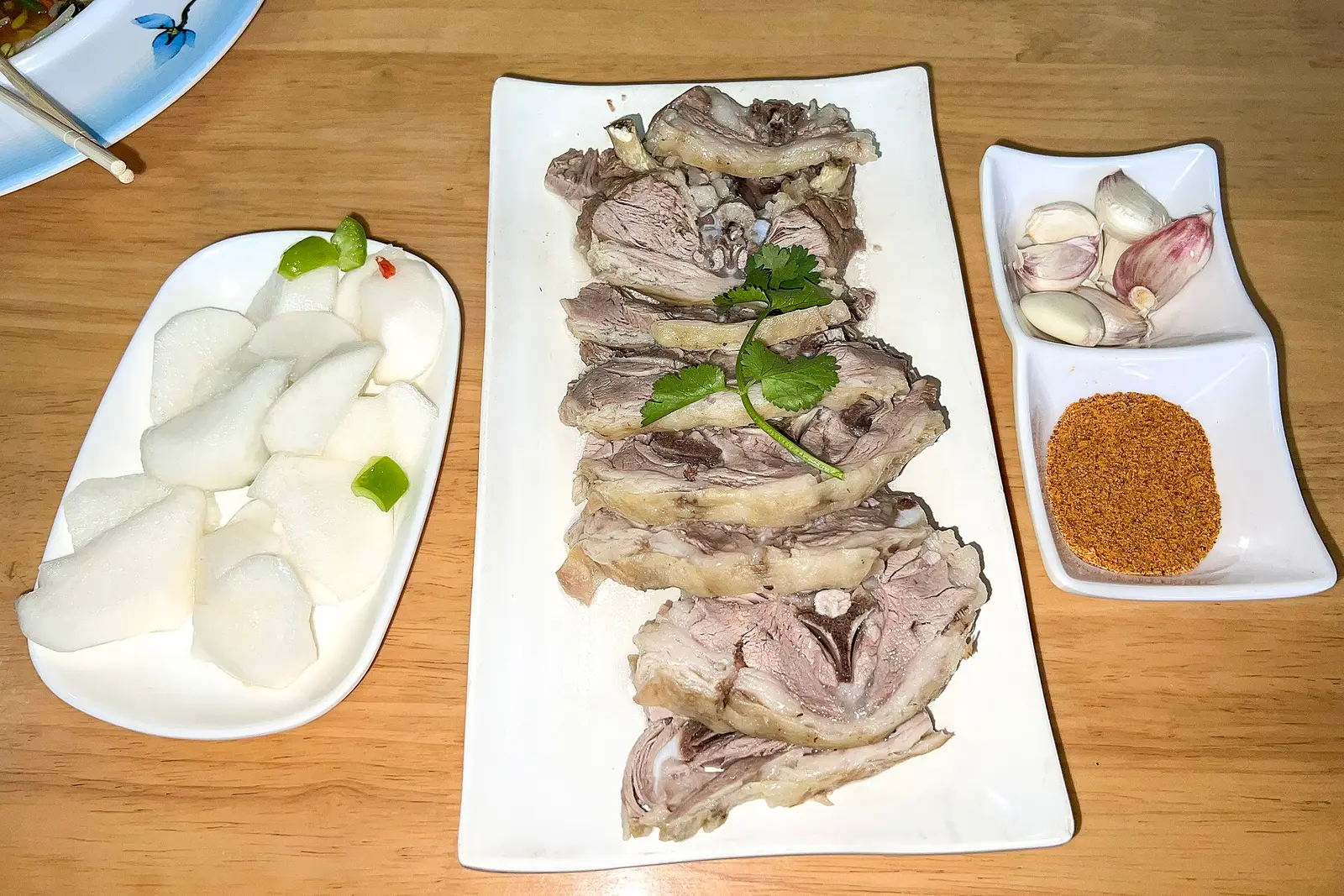 Un plato de cordero a la mano; fotografiado en Jiayuguan (Gansu), no en Yinchuan