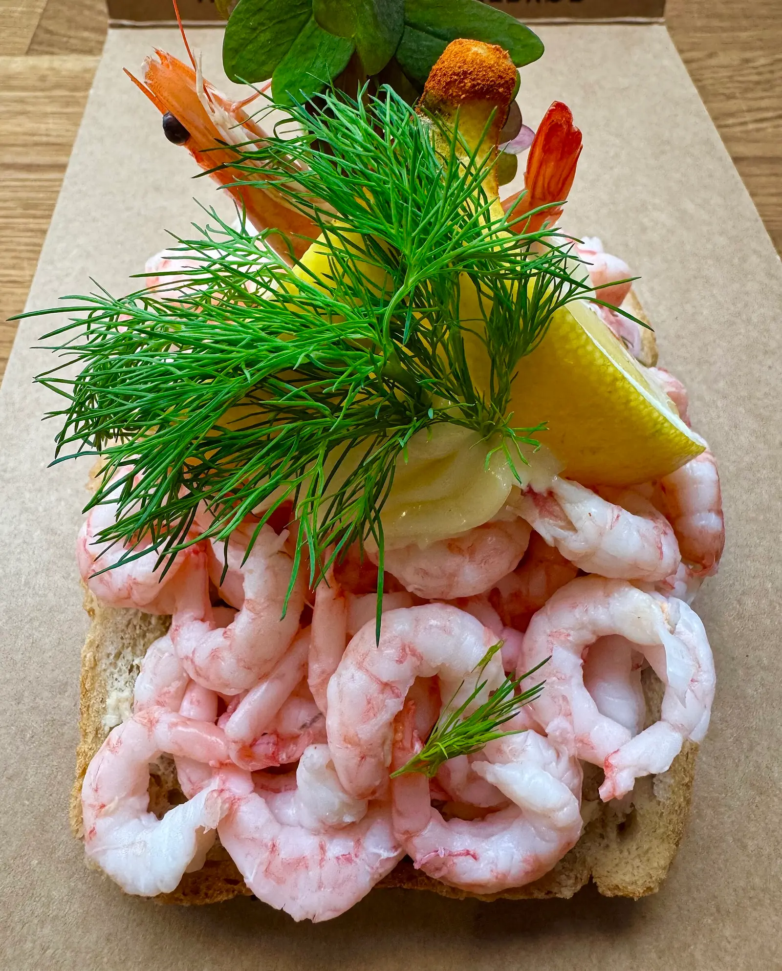 Sándwich abierto de gambas en el mercado Torvehallerne de Copenhague