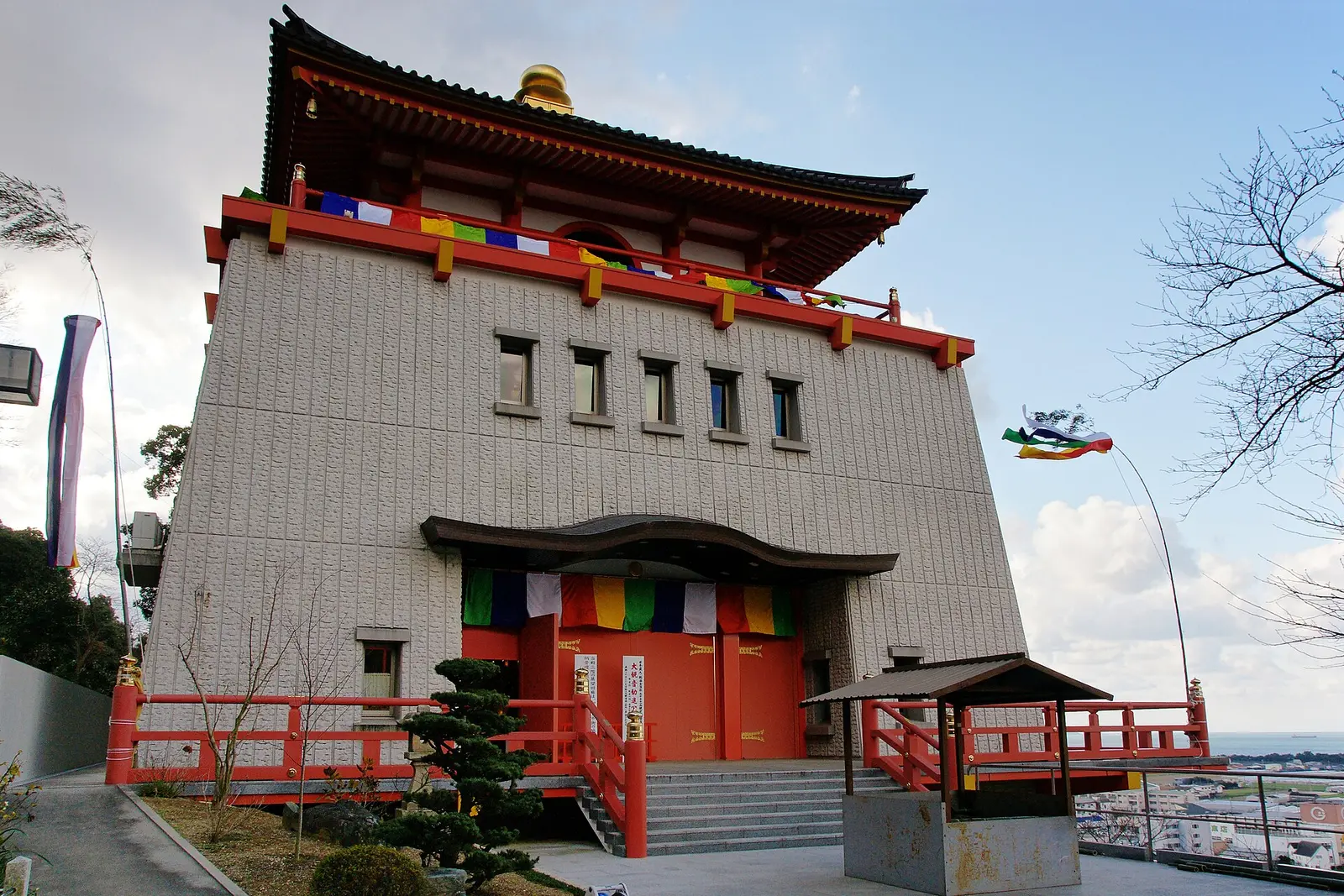 Recinto del templo Kimii-dera, fotografiado en 2008; no representa la temporada actual de cerezos en flor ni el estado de apertura de las instalaciones