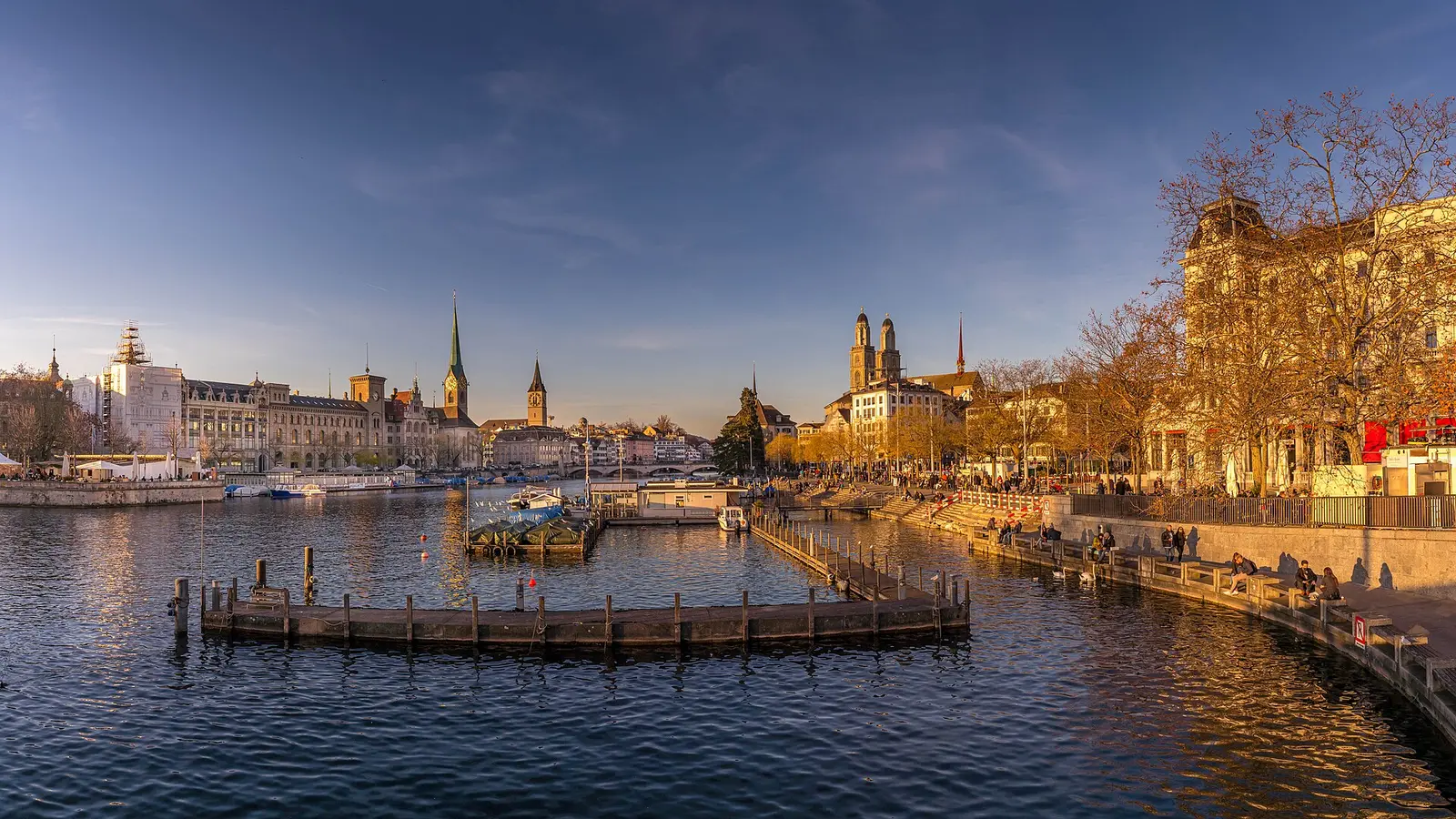 El Limmat en Zúrich y los edificios de ambas orillas, fotografiados en 2020