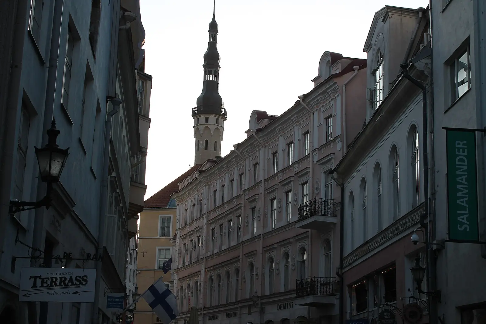 Una calle del casco antiguo de Tallin fotografiada en 2019, que muestra calles históricas conservadas; no significa que todos los edificios sean de la misma época